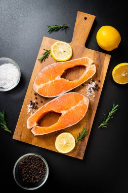 İçinde malzeme olan taze çiğ somon filetosu bifteği.