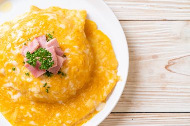 Pirinçli kremalı omlet veya jambonlu pilav ve yumuşak omlet.