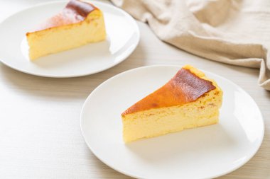 Beyaz tabakta ev yapımı cheesecake.