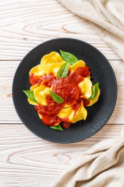 Domates soslu ve fesleğenli İtalyan usulü Ravioli.