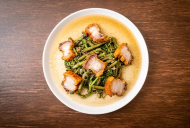 Kızarmış su mimozası ve tabakta domuz eti.