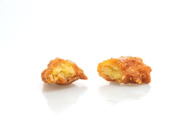 Kızarmış patatesler beyaz arka planda izole edilmiş.