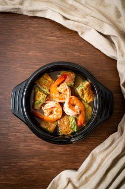 Karides ve sebze omletli Tamarind Paste 'den yapılmış ekşi çorba - Asya usulü.