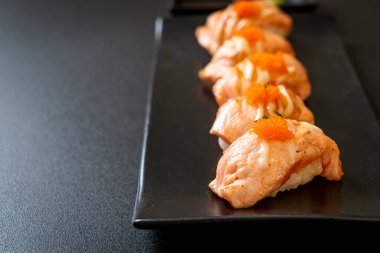 Japon usulü ızgara somon suşisi.