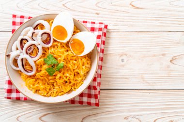 Mürekkep balığı ya da ahtapot kaseli tuzlu erişte.