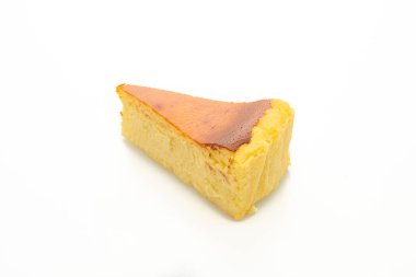 Beyaz arkaplanda izole edilmiş ev yapımı cheesecake