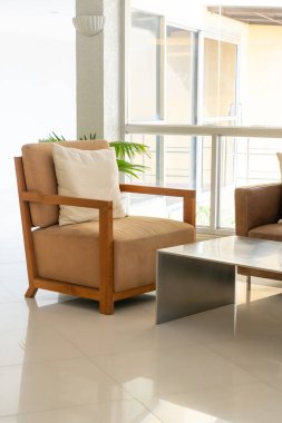 Boş kanepe ve yastıklı sandalye bir odada.