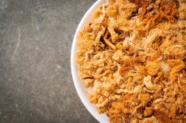 Kavrulmuş hindistan cevizi rulosu ve kurutulmuş domuz eti tabağı.