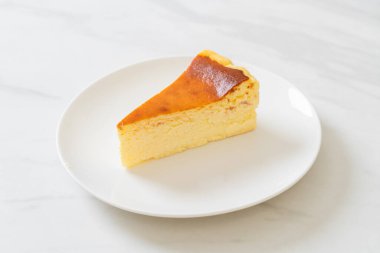 Beyaz tabakta ev yapımı cheesecake.