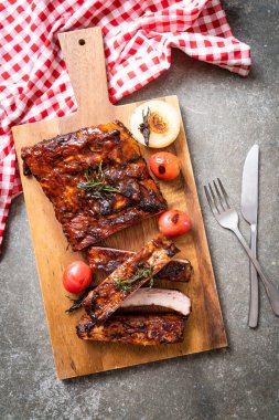 Izgara ve ızgara domuz pirzolası.