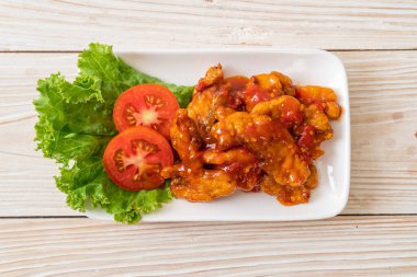 Kızarmış balığın üstünde 3 farklı tat (tatlı, ekşi, baharatlı) biber sosu