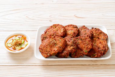 Kızarmış balık köftesi ya da kızarmış balık keki. Asya usulü.