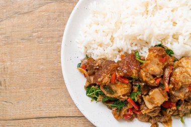 Kızarmış domuz eti ve pirinçli fesleğen Asya yerel sokak yemeği tarzı.