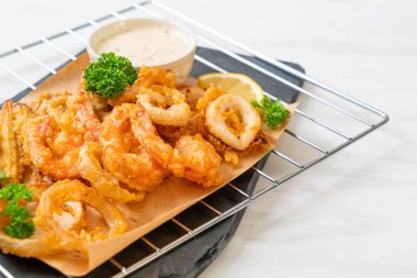 Kızarmış deniz ürünleri (karides ve mürekkep balığı) ve sebze karışımı - sağlıksız gıda tarzı