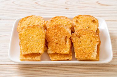 tereyağlı ve şekerli kızarmış ekmek.