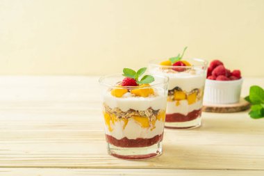 Ev yapımı taze mango ve yoğurt ve granola ile taze ahududu. Sağlıklı yemek tarzı.