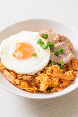 Kore usulü kızarmış yumurta ve domuz etli kimchi pilavı.