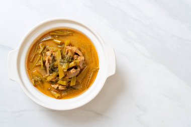 Sabah ihtişamıyla Tayland usulü domuz eti.