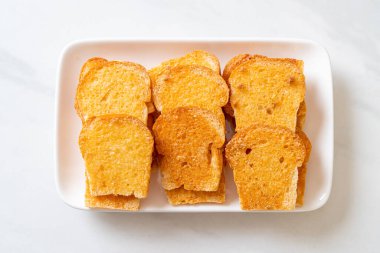 tereyağlı ve şekerli kızarmış ekmek.