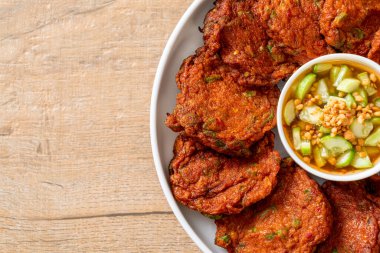 Kızarmış balık köftesi ya da kızarmış balık keki. Asya usulü.