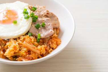 Kore usulü kızarmış yumurta ve domuz etli kimchi pilavı.