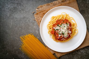 Spagetti bolonez domuz eti ya da kıymalı domates soslu spagetti İtalyan yemeği tarzı.