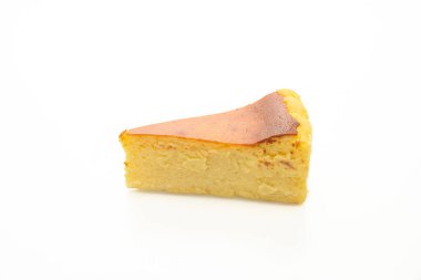 Beyaz arkaplanda izole edilmiş ev yapımı cheesecake