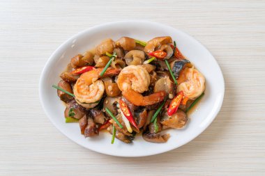 Karidesli haşlanmış deniz hıyarı Asya usulü.