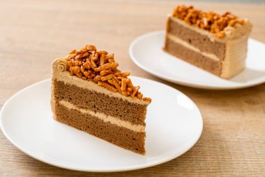 Ev yapımı kahve badem keki beyaz tabakta.