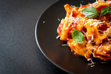 Domates soslu İtalyan tortellini makarnası - İtalyan yemeği tarzı.