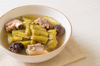 Acı kabak ve domuz pirzolası çorbası. Asya usulü.