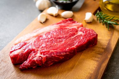 Taze çiğ biftek veya çiğ et.