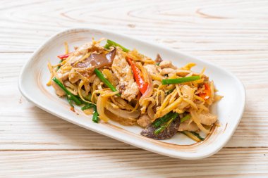 Zencefilli kızarmış tavuk. Asya usulü.