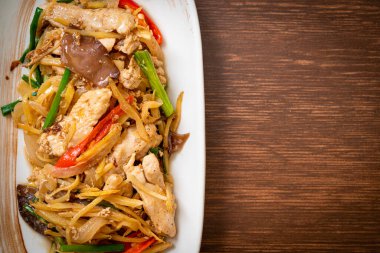 Zencefilli kızarmış tavuk. Asya usulü.