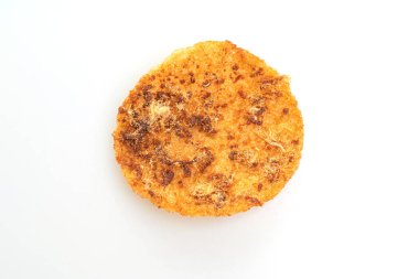 Kurutulmuş domuz pirinçli kraker beyaz arka planda izole edilmiş.