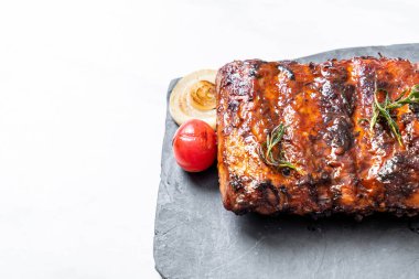 Izgara ve ızgara domuz pirzolası.