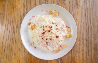 İtalyan usulü pastırmalı spagetti carbonara krema sosu.