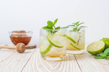 Naneli buzlu bal ve limonlu soda, ferahlatıcı içecek.