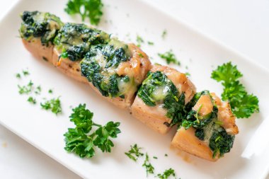 Ispanak ve peynirle doldurulmuş tavuk göğsü