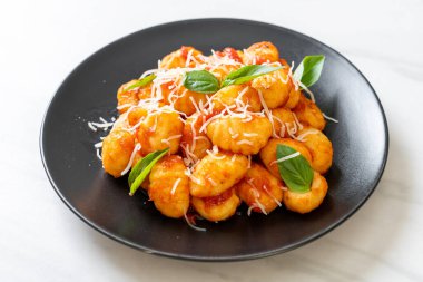 Peynirli domates soslu gnocchi - İtalyan yemeği tarzı.
