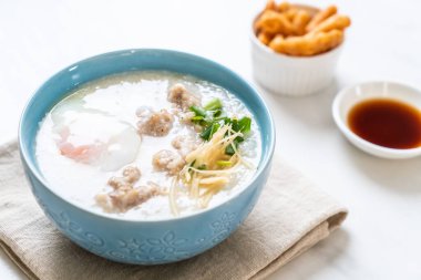 Kase içinde kıymalı pirinç lapası Asya usulü kahvaltı.