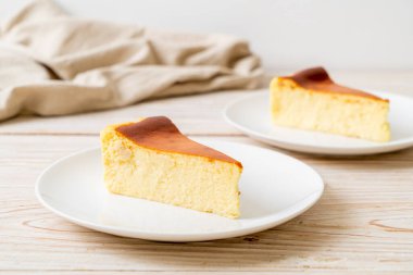 Beyaz tabakta ev yapımı cheesecake.