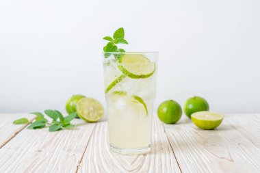 Naneli buzlu limonlu soda, ferahlatıcı içecek.