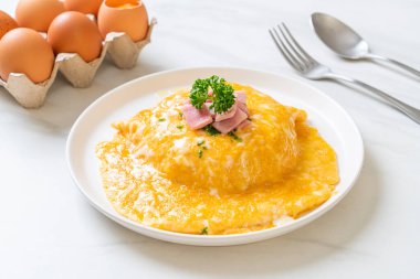 Pirinçli kremalı omlet veya jambonlu pilav ve yumuşak omlet.