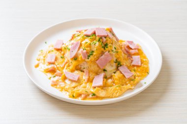 Pirinçli kremalı omlet veya jambonlu pilav ve yumuşak omlet.