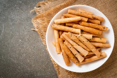 Çıtır hindistan cevizli rulo ekmek. Tayland 'da geleneksel bir tatlı.