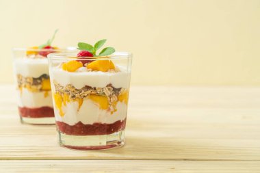 Ev yapımı taze mango ve yoğurt ve granola ile taze ahududu. Sağlıklı yemek tarzı.
