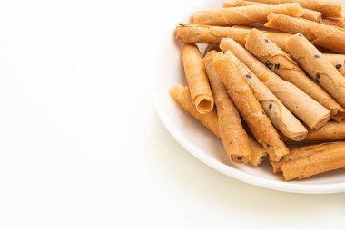 Beyaz zemin üzerinde izole edilmiş hindistan cevizi rulosu.