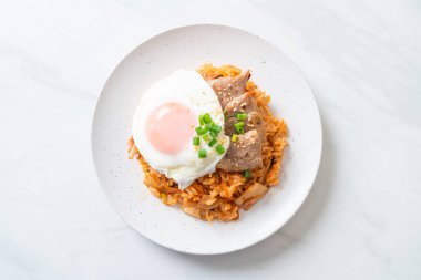 Kore usulü kızarmış yumurta ve domuz etli kimchi pilavı.
