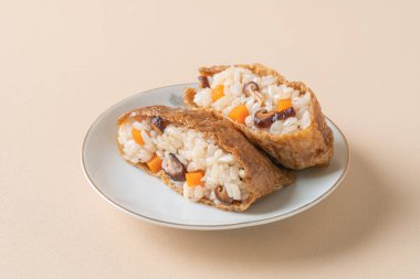 inari sushi - Japon yemeği suşi pirinç kurutulmuş soya peynirine sarılmış